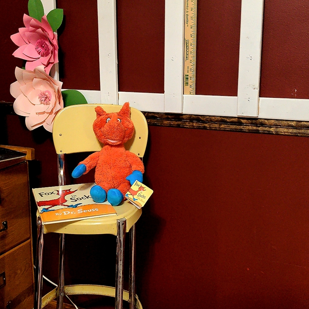 🌲Dr. Seuss "The Fox in socks" book & plush set